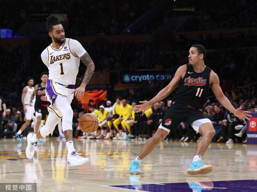 强势输出回应！杜兰特各种中投很高效 打满首节8中6轰下16分.